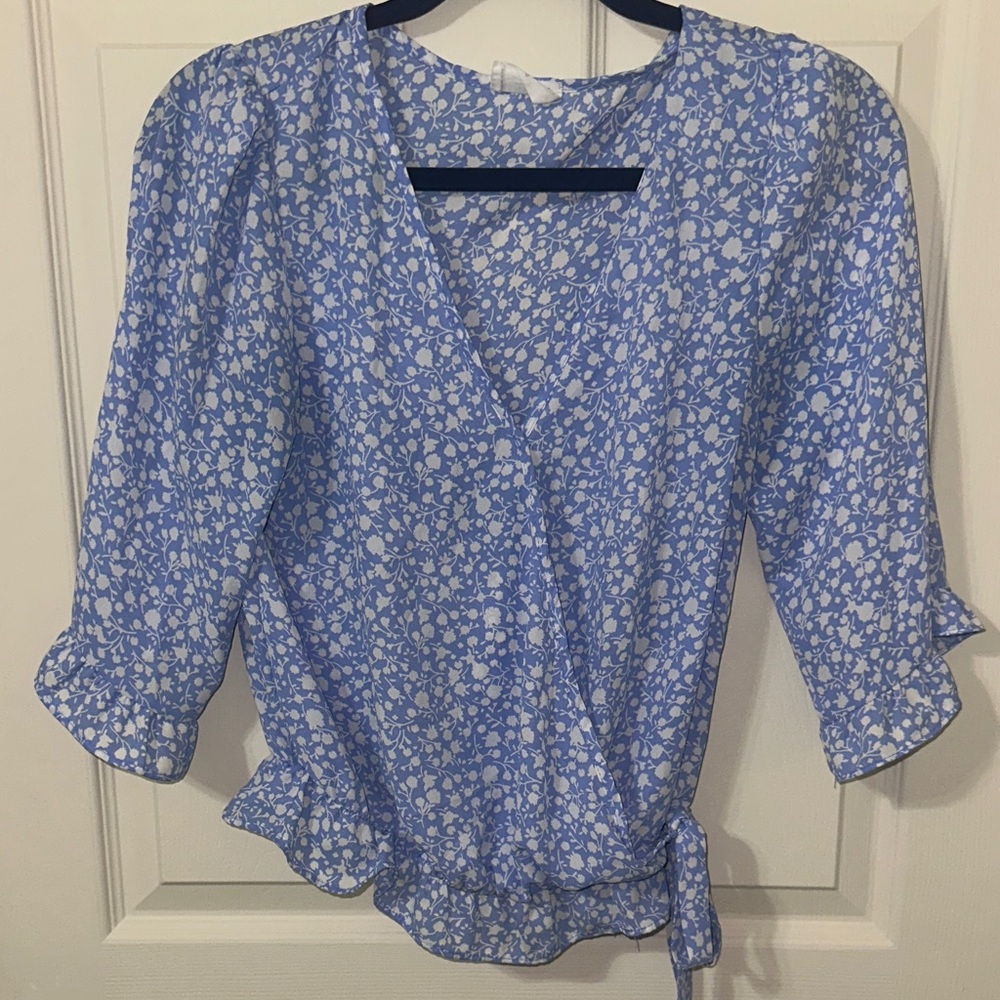 Sienna Sky Blue Floral Wrap Tie Blouse Size Small V-Nexk Ruffle Sleeves